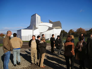 Reisende Umweltgemeinschaft vor toller Architektur des Vitra- Design- Museums
